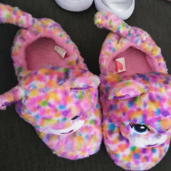 Girls/toddler shoes and 1pair of slippers - Picture 5 of 7